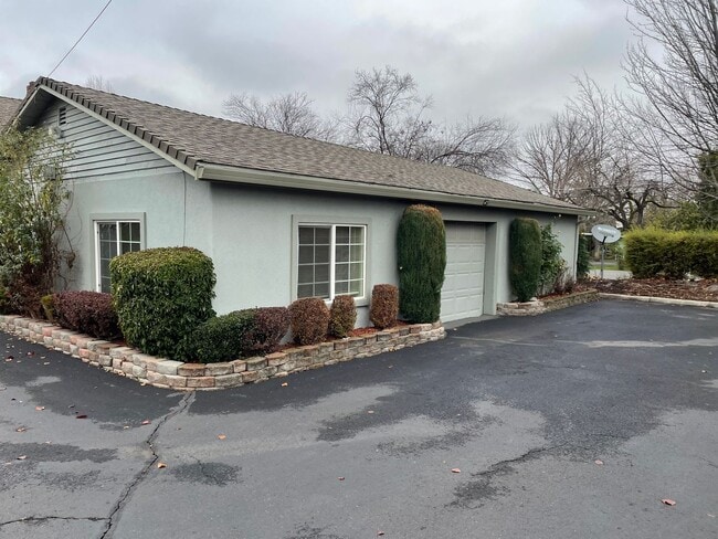 Primary Photo - Nice 1 Bedroom 1 Bath Home-Garage