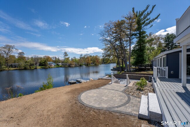 Building Photo - 44 Lake Dr