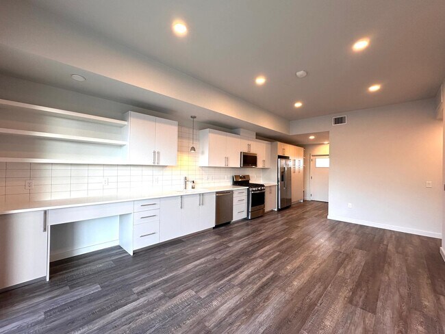 Building Photo - Modern Gated Community, Top Floor Unit with a large balcony, 2 Bedrooms 1.5 Baths Condo for Rent ...