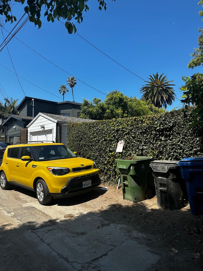 Trash pick up from the alley. Safe & secure w/ multi million dollar celebrity owned neighbor homes. - 924 Nowita Pl