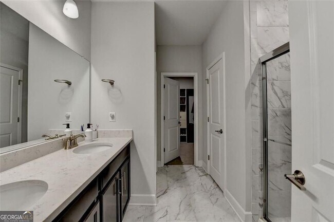 Building Photo - 811 Pineberry Ct