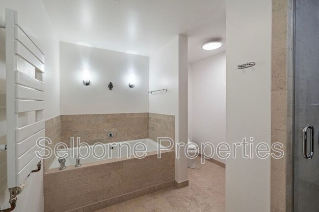 Building Photo - 33 Clementina St
