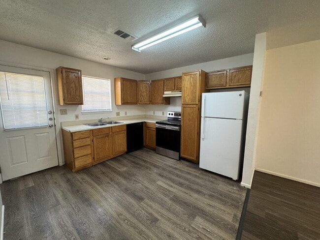 Building Photo - 909 3rd St