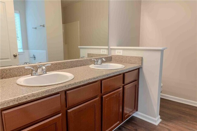 Building Photo - 11037 Southwood Dr