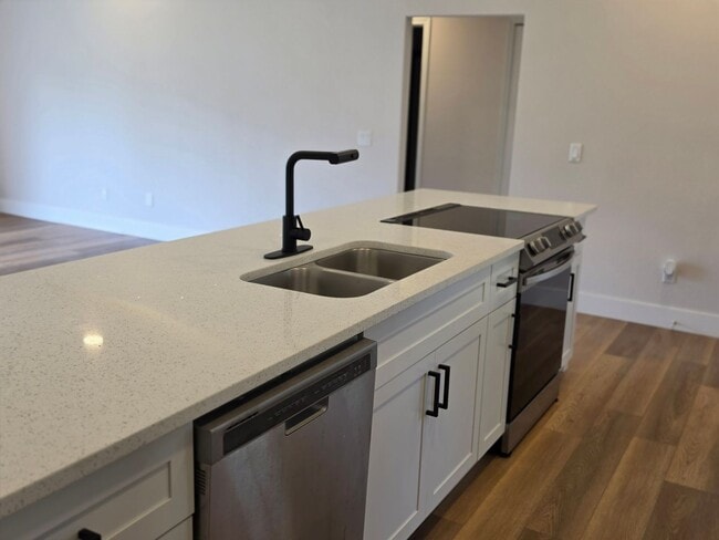 Building Photo - FOR RENT!!! SIMPLY STUNNING (REMODELED) 3 BEDROOM 2 BATH SINGLE FAMILY HOME...