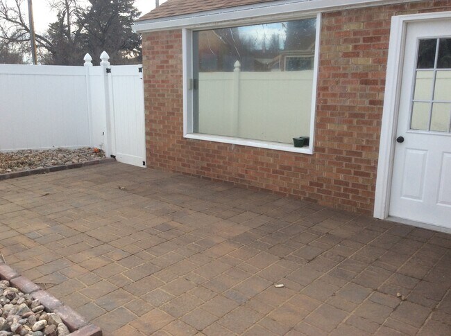 Building Photo - PET FRIENDLY 3 BEDROOM 2 BATHROOM HOUSE