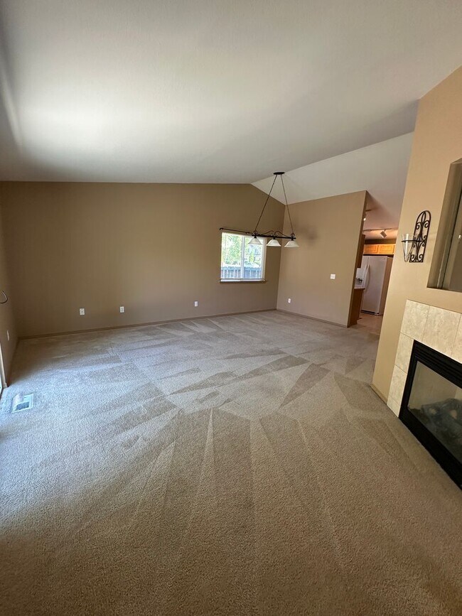 Building Photo - 3 BedRoom , 2 Bathroom , 2 Car Garage , AC