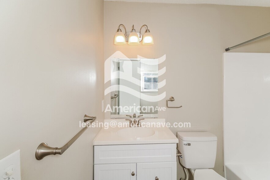 Building Photo - 216 Pond Ridge Rd E