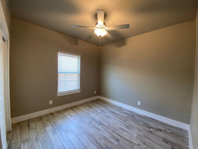 Building Photo - Located 1 Mile from IH 35/ No Carpet / Tons of Upgrades /  Turf Grass in Front Yard / Fenced in B...