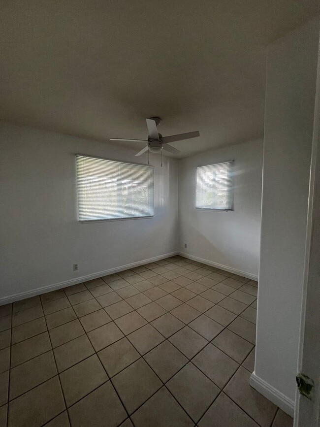 Building Photo - Highly Desired 2 bedroom, 1 bath, 2 parkin...