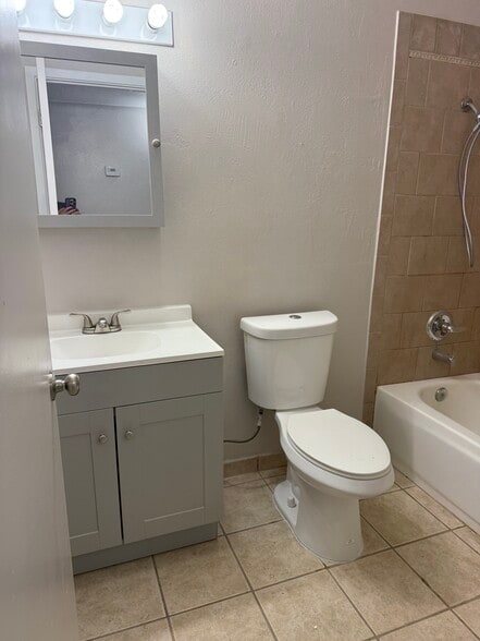 Hall bath - 1284 W 13th St