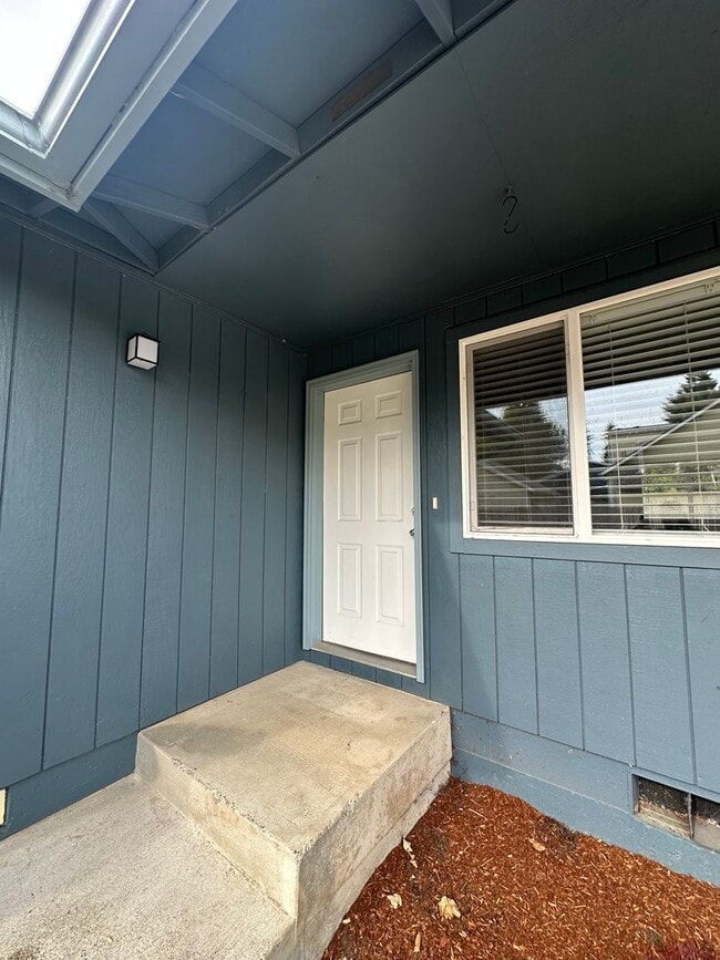 Building Photo - Stunning Fully Renovated 3-Bedroom Home in...