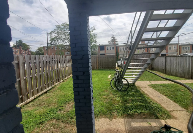 Building Photo - Modern 1 Bedroom Abode Off of H Street! Pa...