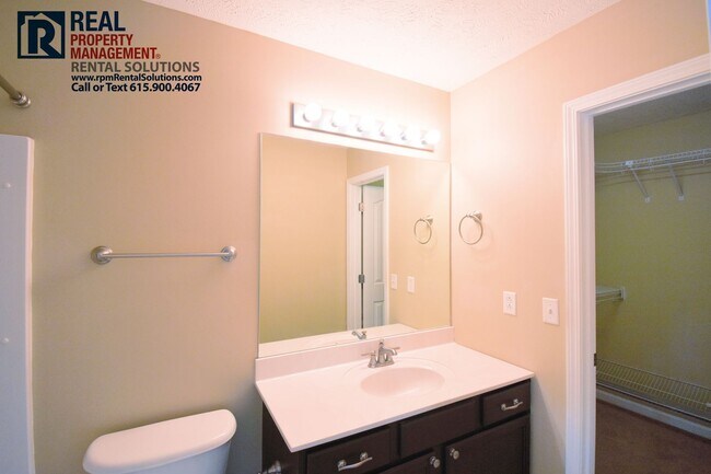 Building Photo - Two bedroom townhome in GREAT location! Wa...
