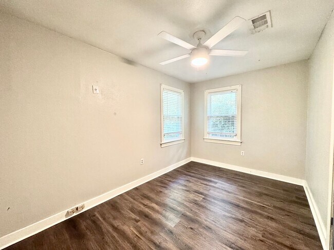 Building Photo - 2428 Orpine Ave