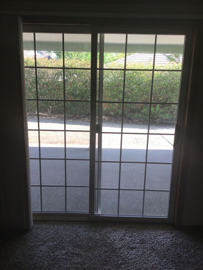 Building Photo - Quiet Peaceful 3 bedroom 2 bath Single Level home located in Central Point