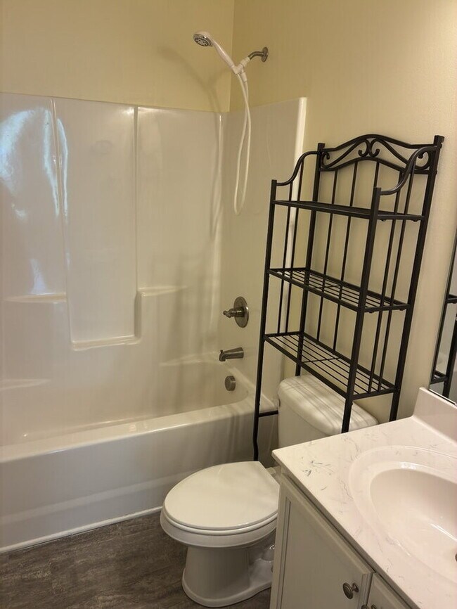 Building Photo - "Charming 3-Bedroom Home with 2 Full Baths in Greenville's Forest Ridge!"