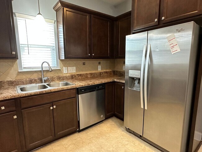 Building Photo - Awesome 4 Bedroom 2.5 Bath Home with Lots of space and a 2 Car Garage!