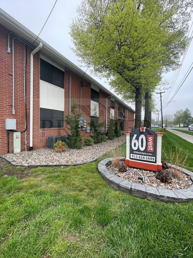 Building Photo - Updated 1 bed / 1 bath apartment - 60 West...