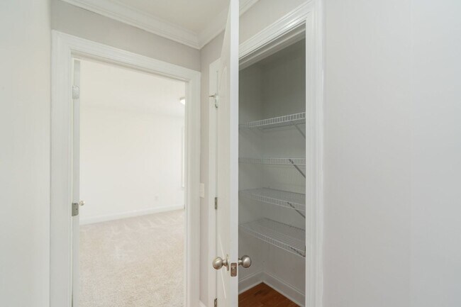 Building Photo - READY NOW!   Harrison Home with Finished Basement & Scenic Views