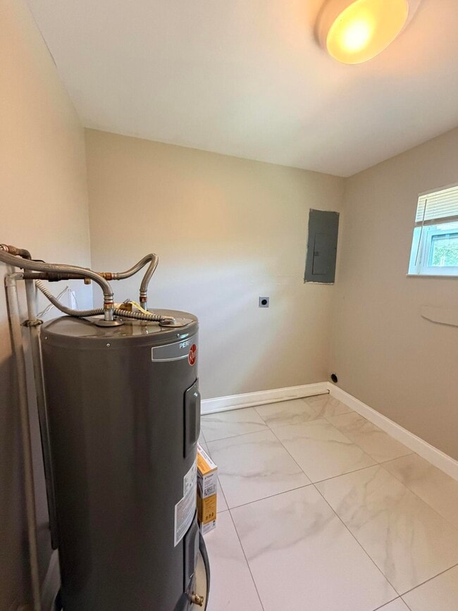 Building Photo - 6036 Westover Rd