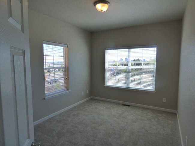 Building Photo - $0 DEPOSIT OPTION. 3 BED/2BATH END UNIT @ ...