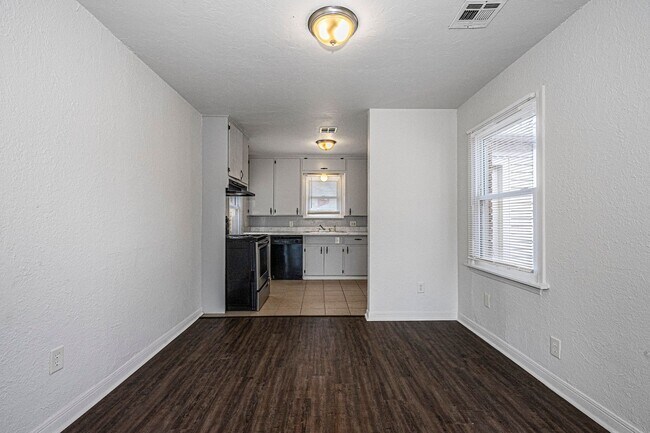 Building Photo - Updated 3 Bed - 1 Bath in Bethany!