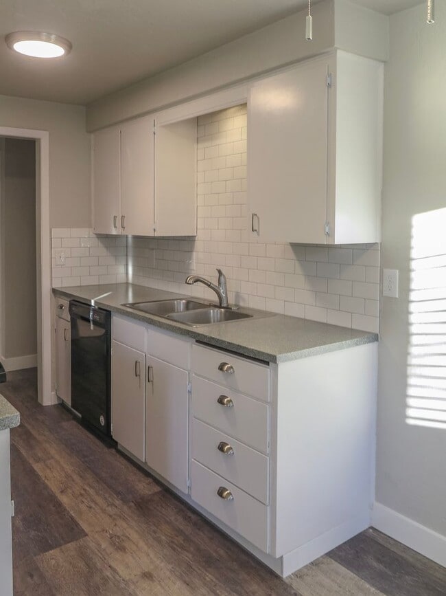 Building Photo - Updated 2 Bedroom Duplex in Salem Availabl...