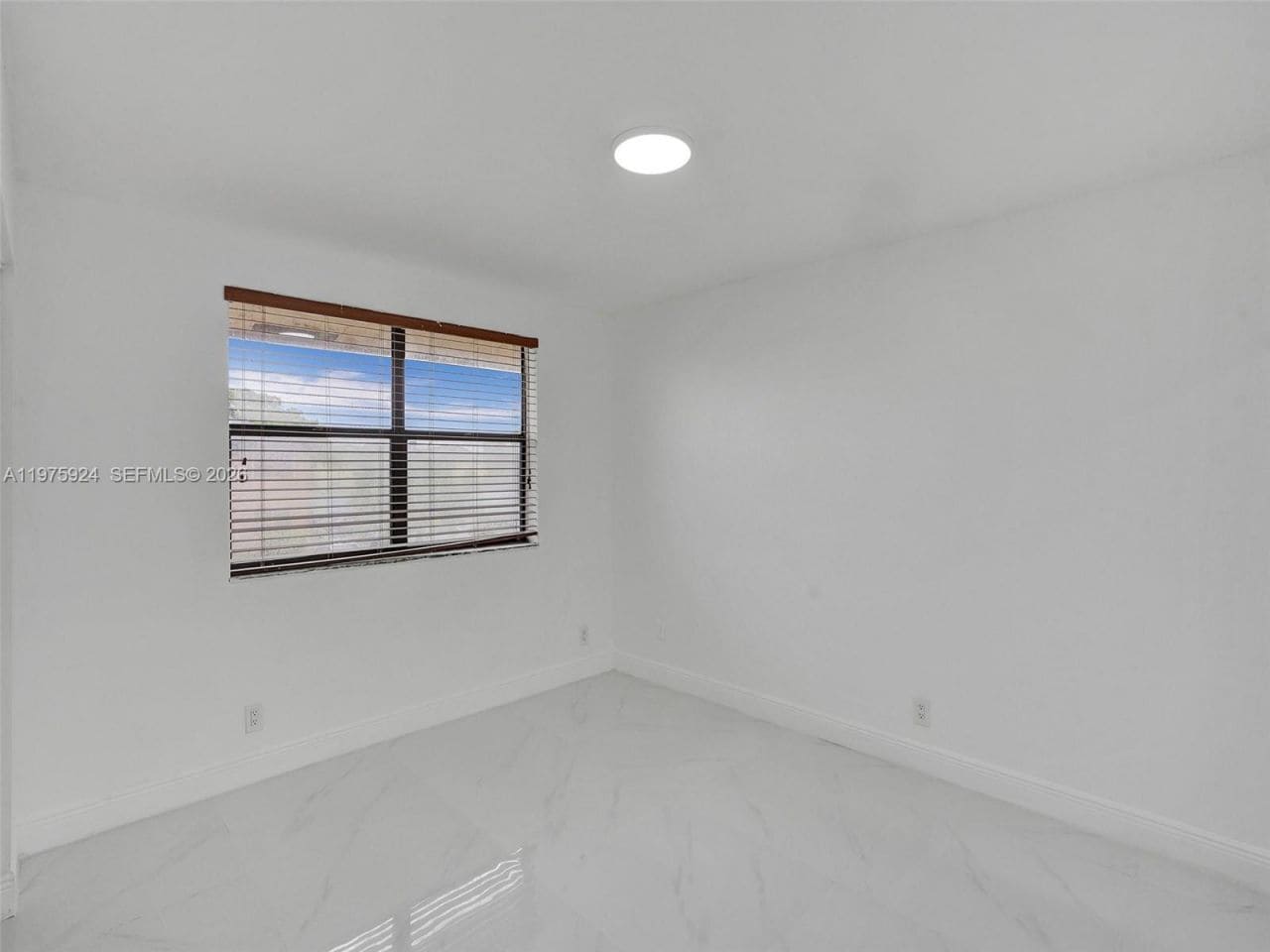 Building Photo - 10051 Winding Lake Rd