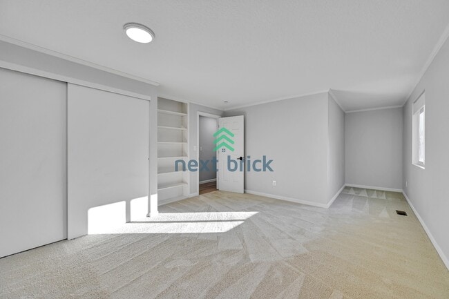 Building Photo - Stunning 5-Bedroom Home in Bellevue’s Top School District!