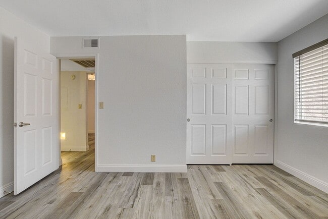 Building Photo - SINGLE BEDROOM CONDO IN GUARD GATED COMMUN...