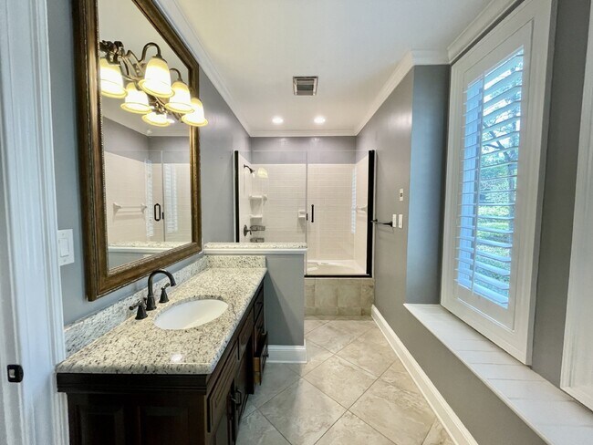 Building Photo - 4 Bed, 4 And A Half Bath Nest In Haymount