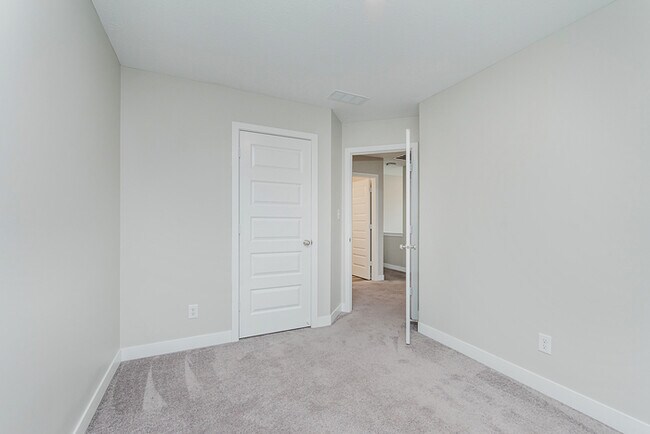 Building Photo - Beautiful Townhome in Carmel