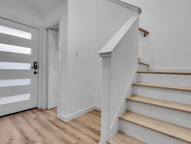 Building Photo - ? 3 Bed / 2.5 Bath Duplex – Spacious & Move-In Ready! ?