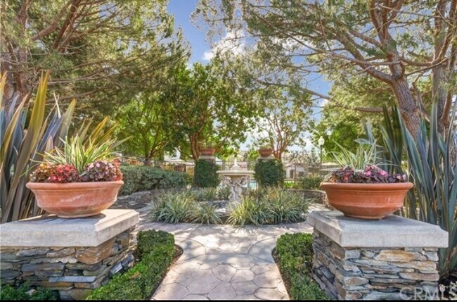 Building Photo - 9 Marisol