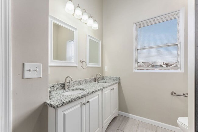 Building Photo - 1363 Summit St