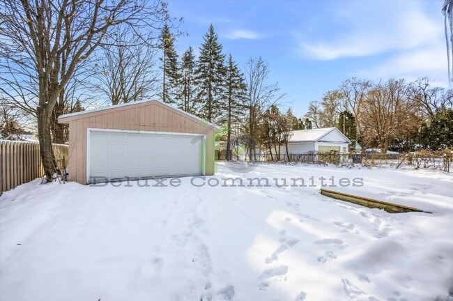 Building Photo - Spacious 3 Bedroom Single Family Home Near Downtown GR | $1795