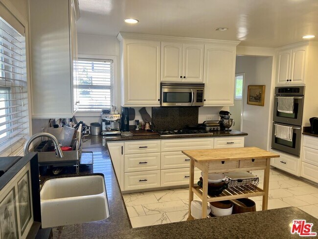 Building Photo - 8404 Newlin Ave