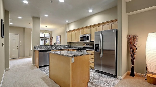 Building Photo - Gorgeous Townhouse in the Heart of Kirkland W/ Community Fitness Center & Hot Tub!
