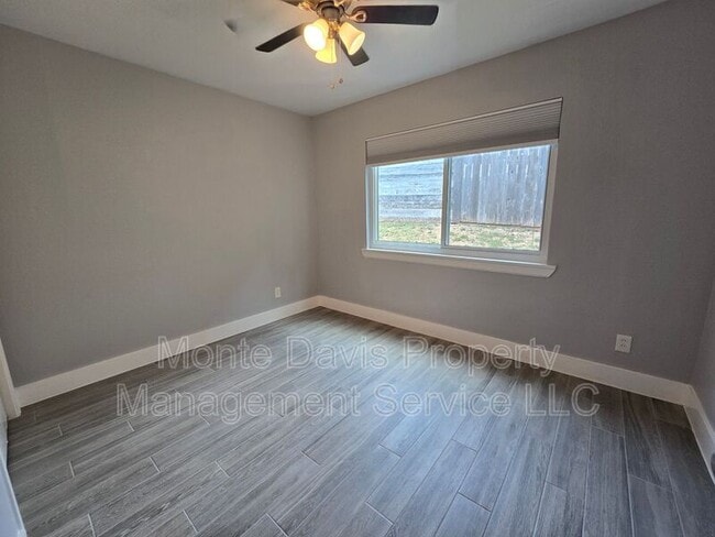 Building Photo - 2504 Manor Cir