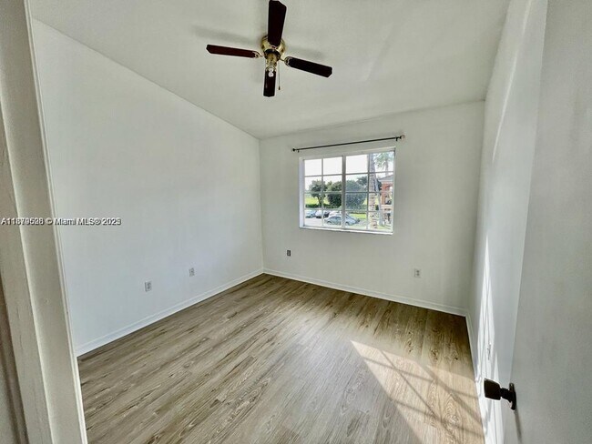 Building Photo - 975 NE 33rd Terrace