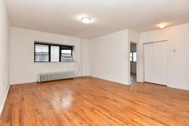 Building Photo - 217 10th St