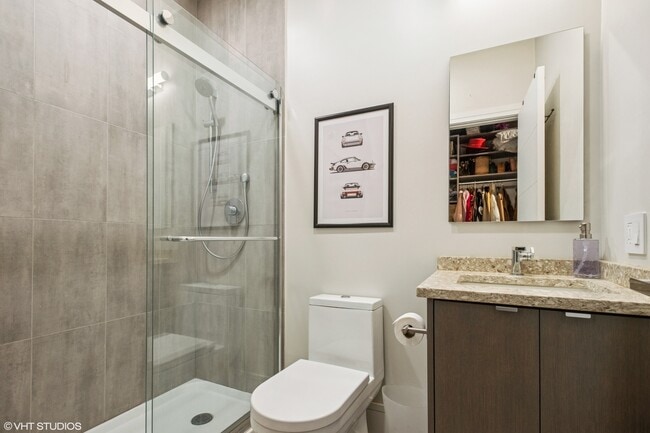 Building Photo - 2544 W North Ave