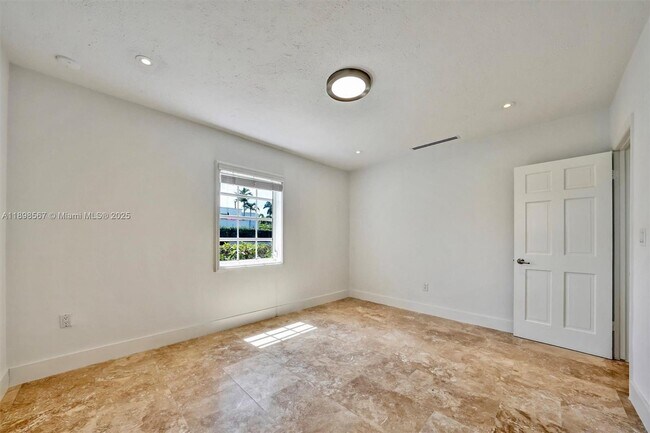 Building Photo - 255 Ridgewood Rd