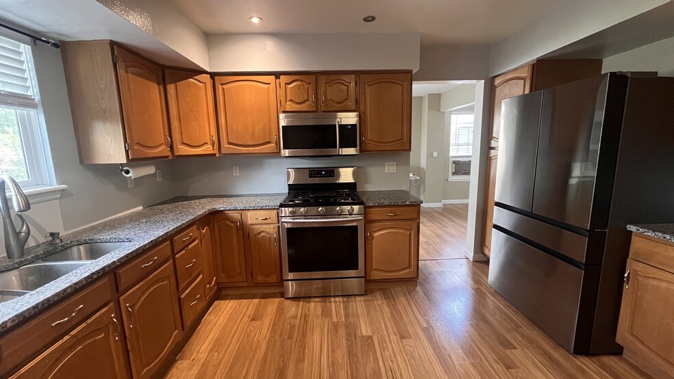 Kitchen - 5870 S Rock Creek Dr