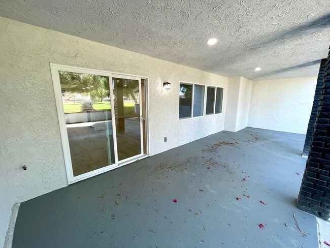 Building Photo - Gorgeous 2-Story Home with Golf Course Views and Modern Amenities!