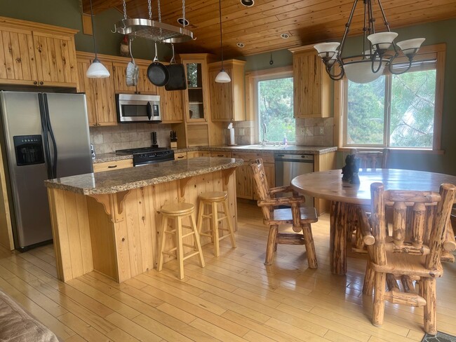 Building Photo - Truckee long term rental, furnished, above...