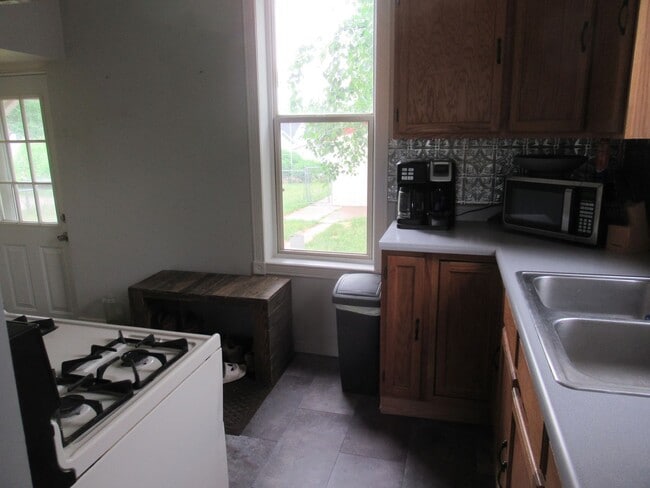 Building Photo - 3 bedroom house with garage