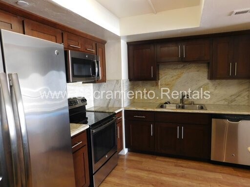 Building Photo - Spacious Updated 2bd/2ba Downtown Condo - ...