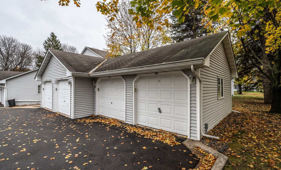 Detached garage included in rent - 3589 Blue Jay Way